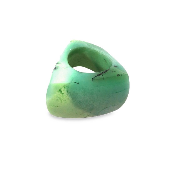 Der Ring Zitronenchrysopras ist ein einzigartiges Schmuckst&uuml;ck der Kategorie Ring. Ideal, um jedem Outfit einen eleganten Akzent zu verleihen. Tragen Sie ihn allein als Blickfang oder kombinieren Sie ihn mit anderen Ringen f&uuml;r einen trendigen Layering-Look. Perfekt f&uuml;r besondere Anl&auml;sse oder um Ihrem Alltagslook das gewisse Etwas zu verleihen. Keine Gr&ouml;&szlig;enanpassung m&ouml;glich.
