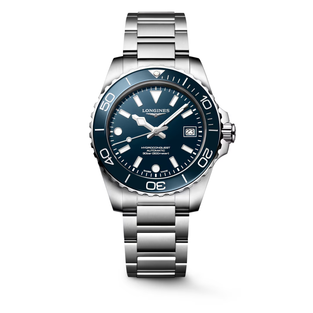 De Longines Hydroconquest L37794966 is een elegante polshorloge met een roestvrijstalen kast en zilverkleurige band. Met een blauwe analoge wijzerplaat, saffierglas en automatische Zwitserse beweging biedt het zowel stijl als functionaliteit. Waterdicht tot 300 meter, ideaal voor dagelijks gebruik. Het beste te dragen bij formele of zakelijke gelegenheden voor een verfijnde uitstraling.
