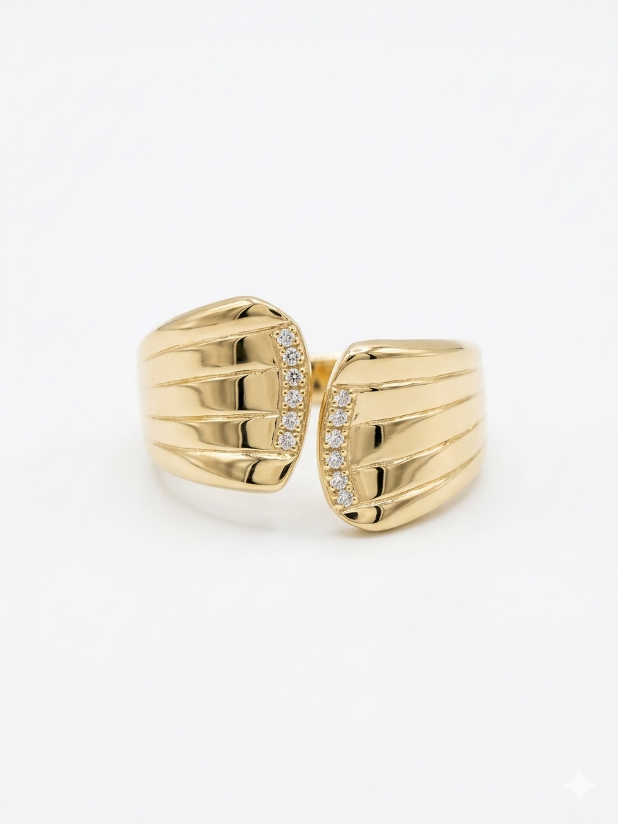 De Luxe Gouden Open Ring - Waaier Design met Pav&eacute; Gezette Diamanten is een verfijnde gouden ring van 14 karaat. Deze ring heeft 6 briljant geslepen SI H-kleurige diamanten met een totaal gewicht van 0,05 karaat. Ideaal om alleen te dragen voor een elegante look.