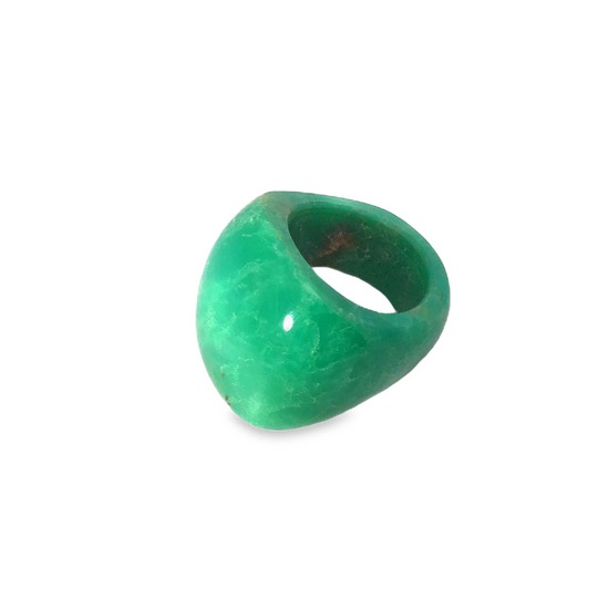 Der Ring Chrysopras ist ein einzigartiges Schmuckst&uuml;ck in der Kategorie JEWEL. Dieser RING in Gr&ouml;&szlig;e 56 strahlt mit seinem edlen Design. Tragen Sie den Ring am besten an Ihrem Ring- oder Mittelfinger, um einen eleganten und stilvollen Look zu erzielen. Perfekt f&uuml;r besondere Anl&auml;sse.
Keine Gr&ouml;&szlig;enanpassung m&ouml;glich.