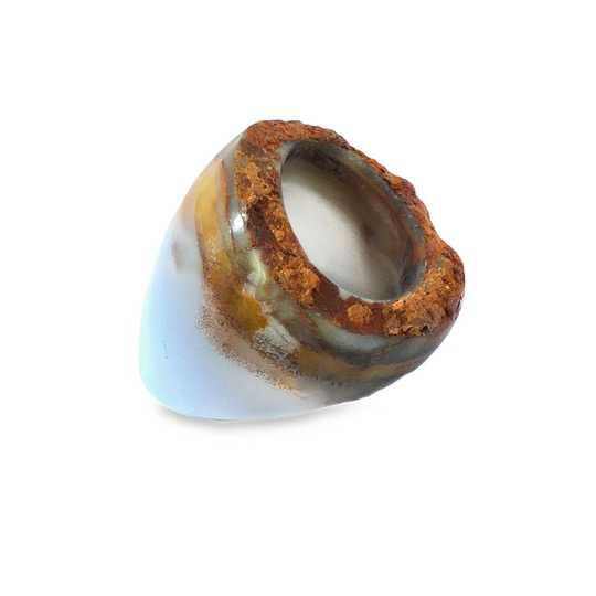 Der Ring Chalcedon mit Naturrand besticht durch ein einzigartiges Design mit einem nat&uuml;rlich anmutenden Rand. Dieser elegante Schmuck in Gr&ouml;&szlig;e 56 verleiht jedem Outfit eine besondere Note. Tragen Sie ihn als stilvolles Statement-St&uuml;ck f&uuml;r besondere Anl&auml;sse oder im Alltag, um dezent Eleganz zu betonen. Perfekt f&uuml;r stilbewusste Schmuckliebhaber . Keine Gr&ouml;&szlig;enanpassung m&ouml;glich.