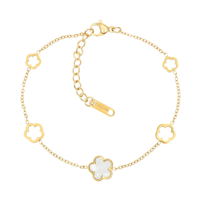 De iXXXi Armband Moonflower is gemaakt van stainless steel en heeft een fijne, elegante schakel. De armband bestaat uit een lief bloemetje gevuld met witkleurige shell in het midden, omringd door twee verschillende groottes uitgedrukte bloemetjes voor een speels en stijlvol effect. Een subtiel en tijdloos armbandje wat perfect geschikt is om cadeau te doen aan jezelf of een geliefde.