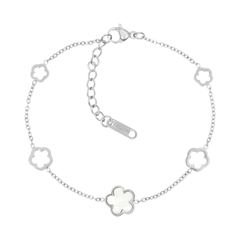 De iXXXi Armband Moonflower is gemaakt van stainless steel en heeft een fijne, elegante schakel. De armband bestaat uit een lief bloemetje gevuld met witkleurige shell in het midden, omringd door twee verschillende groottes uitgedrukte bloemetjes voor een speels en stijlvol effect. Een subtiel en tijdloos armbandje wat perfect geschikt is om cadeau te doen aan jezelf of een geliefde.