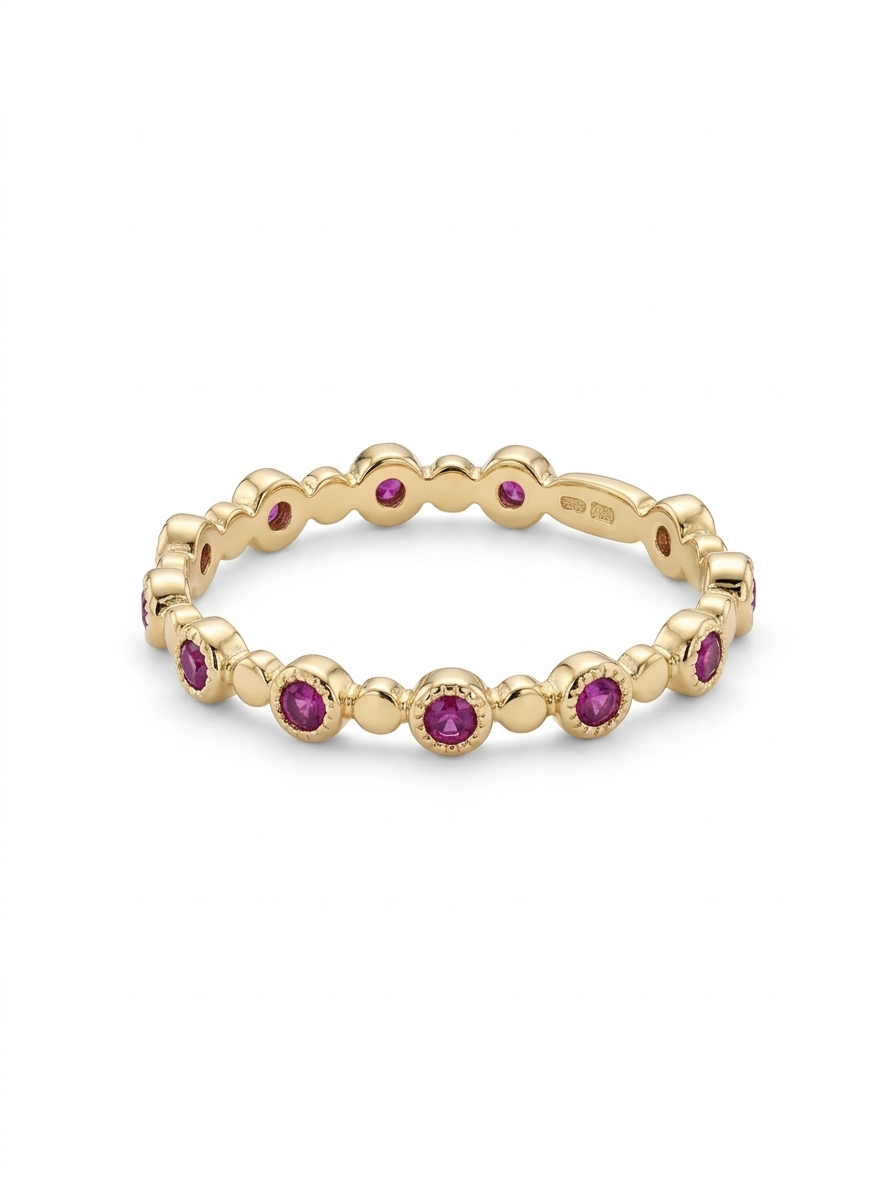 De Elegante Gouden Aanschuifring met Pav&eacute;-gezette Robijntjes is een verfijnde ring van 14 karaat goud, met briljant geslepen robijnen. De ringmaat is 55 en weegt 1,85 gram. Perfect voor een subtiele elegantie, draag deze ring solo voor een verfijnde look of combineer met andere ringen voor een modieuze gelaagdheid.
