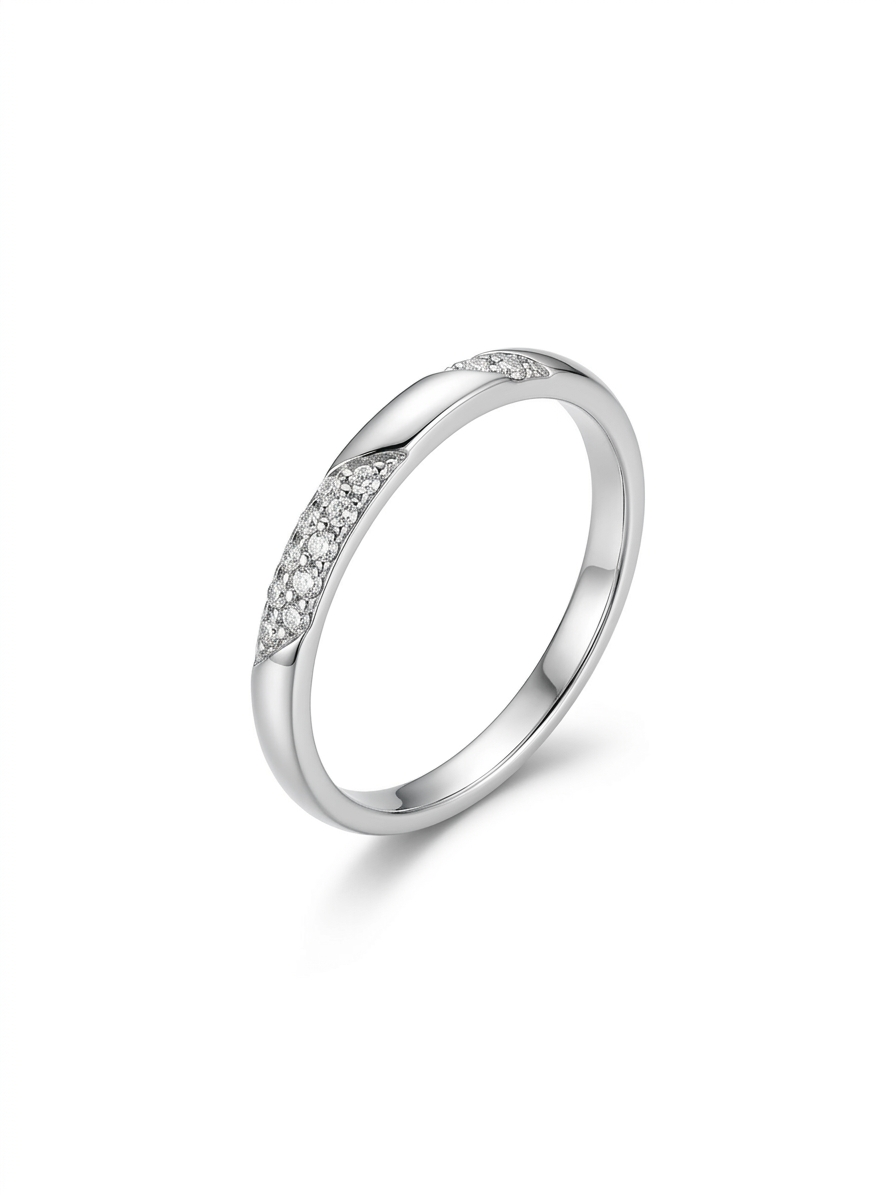 De Minimalistische Witgouden Ring met Pav&eacute; Diamanten is vervaardigd uit 18-karaats goud en heeft zes briljant geslepen diamanten met SI zuiverheid en H-kleur. Deze elegante ring weegt 1,53 gram en heeft een maat van 53. Perfect voor dagelijks gebruik of speciale gelegenheden, combineert hij prachtig met andere sieraden dankzij zijn minimalistisch ontwerp.