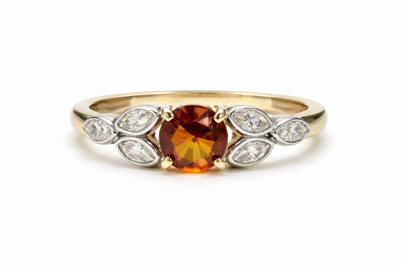 Deze prachtige 14k gouden ring met een 5mm citrien en marquise geslepen labdiamanten VS1-E is een unieke aanzoeksring. Ideaal voor verlovingen, dankzij de elegante gouden kleur en de verfijnde materialen.