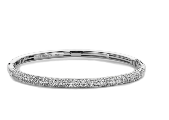 Zilveren bangle , gezet met zirkonia.  in het midden van alle steentjes zit 1 grotere steen .