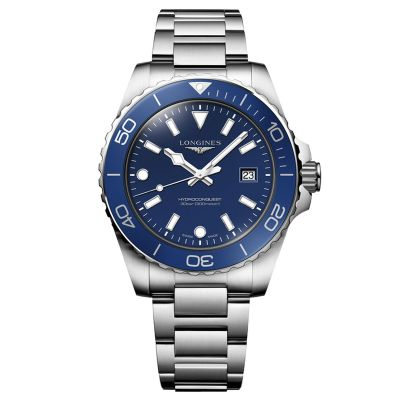 De Longines HydroConquest L37694966 is een elegante polshorloge met een roestvrijstalen kast en band, blauwe wijzerplaat, en saffierglas. Het heeft een analoge weergave, quartz uurwerk, en is waterbestendig tot 300 meter. Draag het voor formele gelegenheden of kantoor, gecombineerd met zilveren sieraden voor een verfijnde uitstraling.