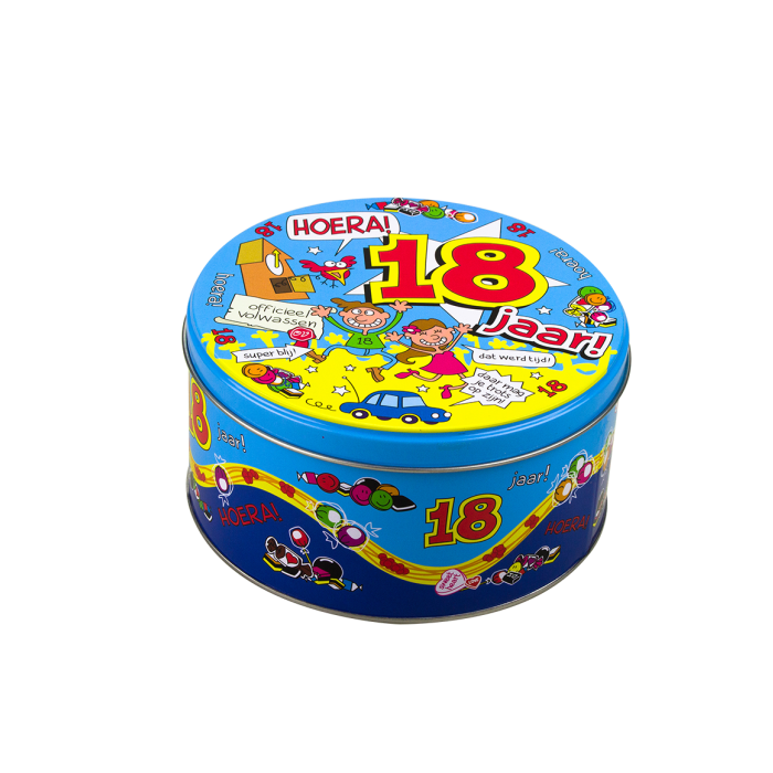 Deze grappige snoeptrommel - 18 jaar is gemaakt van metaal met daarop een leuke cartoontekening en de vrolijke kleuren zorgen ervoor dat de snoeptrommel goed opvalt. De afmeting van deze snoeptrommels zijn 14 x 14 x 7 centimeter.