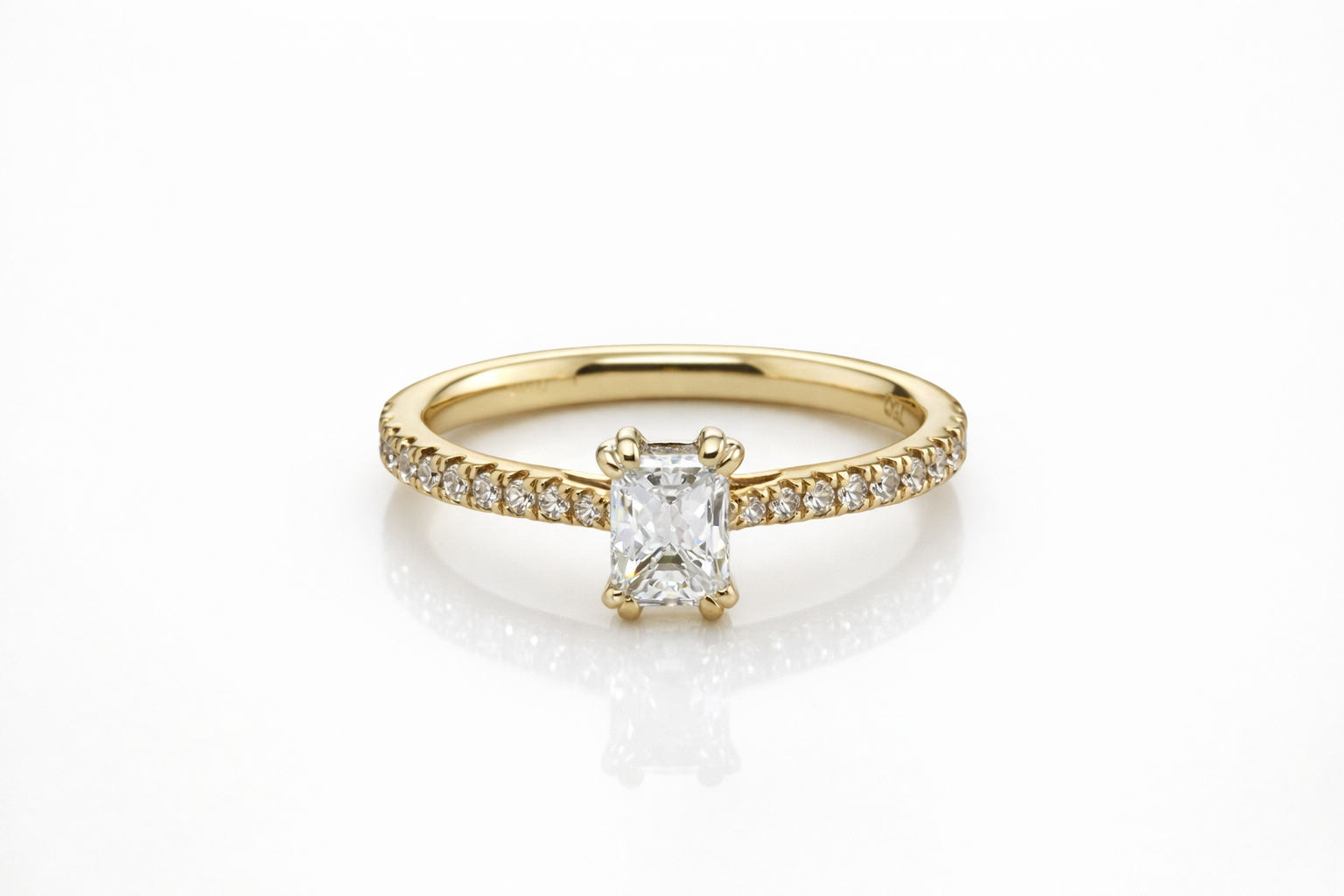 Ring goud 18kt met natuurlijke diamant.