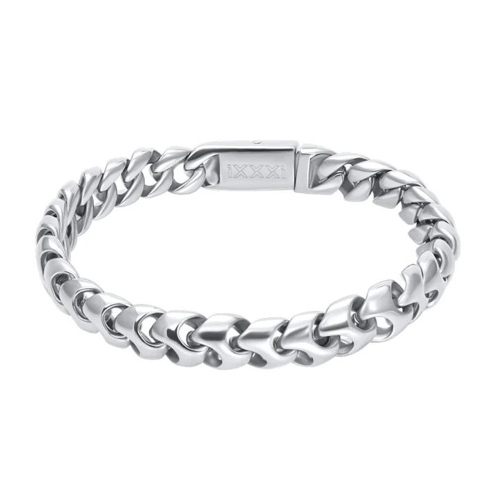 De iXXXi Men armband Bordeaux is gemaakt van roestvrij staal de kleur zilver. De armband bestaat uit gevlochten schakels.