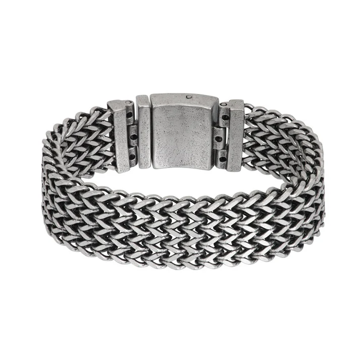 iXXXi MEN armband Shanghai is gemaakt van stainless steel in de kleur zilver. De bracelet is voorzien van een vierkante schakel die in een rij van vier schakels breed in elkaar zit gevlochten. 