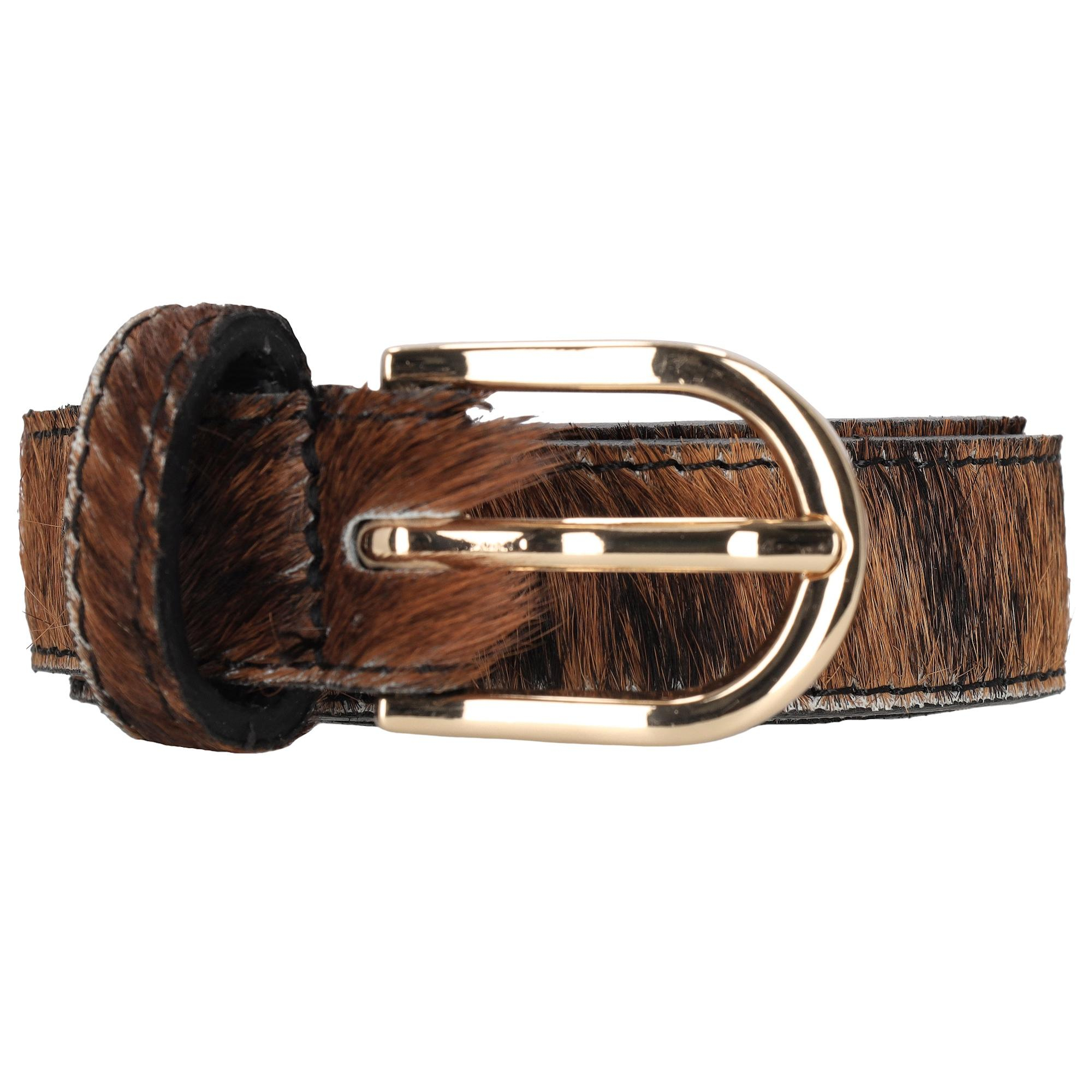 De Charm London Milaan Riem in bruine koeienprint (modelnummer 23996244105) is een stijlvolle accessoire voor broeken. Deze riem, met een lengte van 105cm, is perfect om elke broek te accentueren. Combineer met een jeans of casual broek voor een modieuze look. Ideaal voor dagelijks gebruik en voegt een vleugje elegantie toe aan elke outfit.