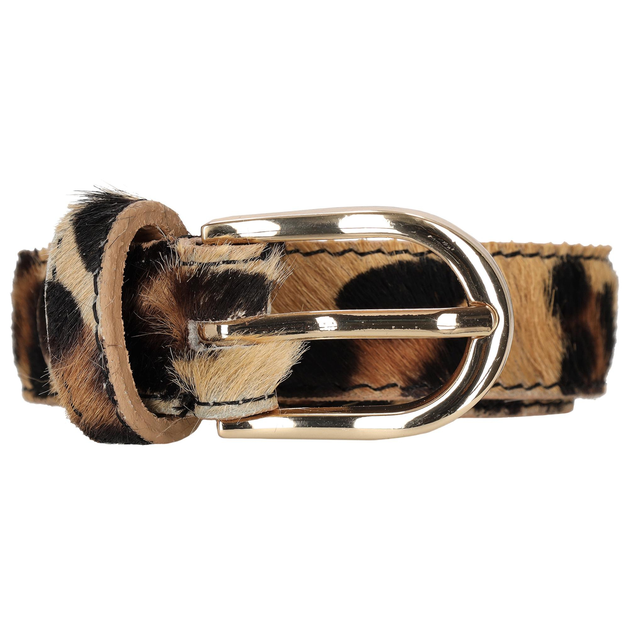 De Charm London Milaan Riem - 405 met panterprint (modelnummer: 23996405105) is een stijlvolle accessoire. Deze riem valt onder de categorie ACCESSORIES, met subtype TROUSERS_BELTS. Perfect te dragen met een jeans of pantalon voor een modieuze uitstraling. Combineer met neutrale kleuren zodat de panterprint echt opvalt. Lengte: 105 cm.
