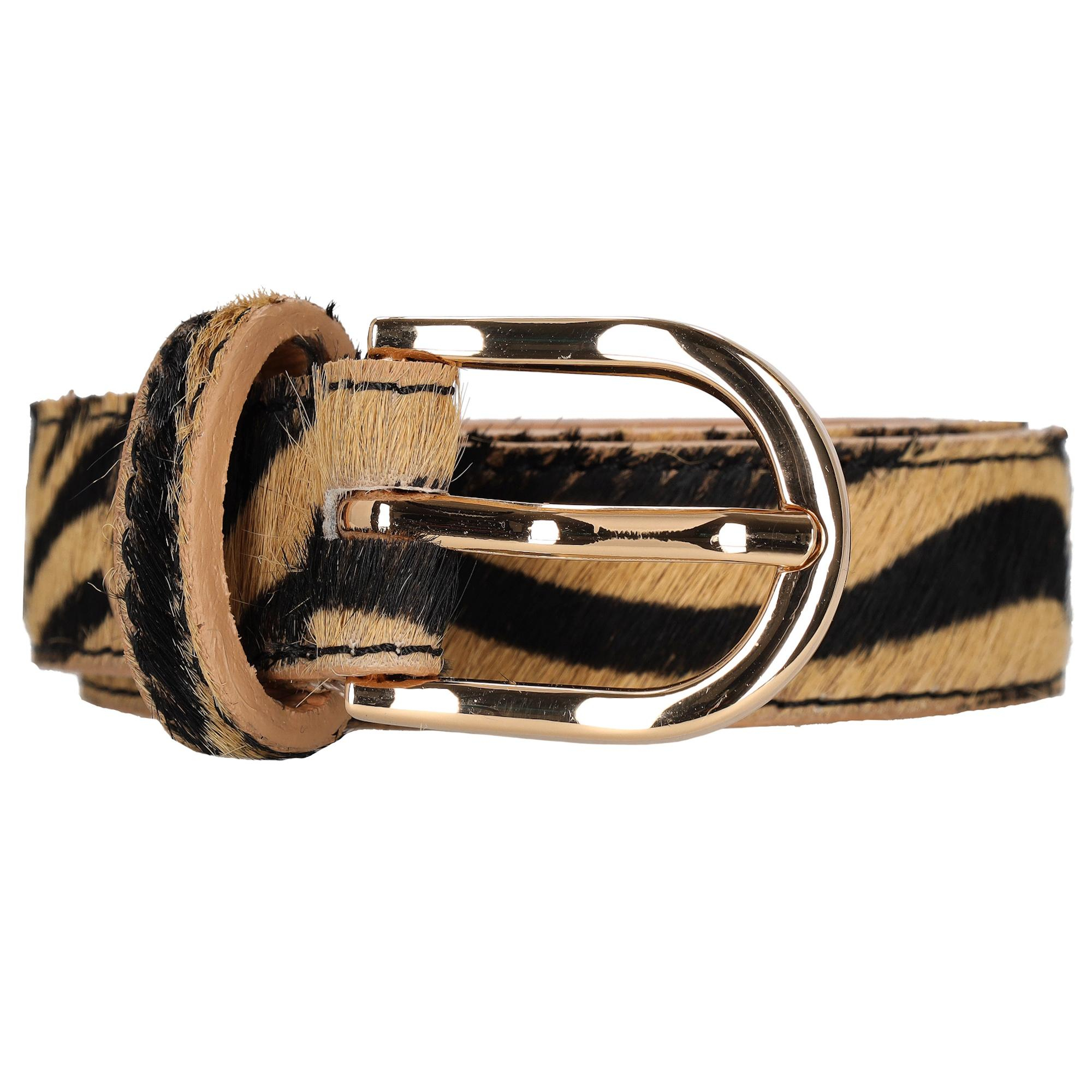 De Charm London Milaan Riem - 028 Zebra bruin 105cm, modelnummer 23996028105, is een stijlvolle accessoire in de categorie riemen, specifiek ontworpen als broekriem. Deze riem voegt een trendy en uniek accent toe aan je outfit. Draag het met een neutrale broek om de zebra-print te laten opvallen en geef je look een modieuze boost.