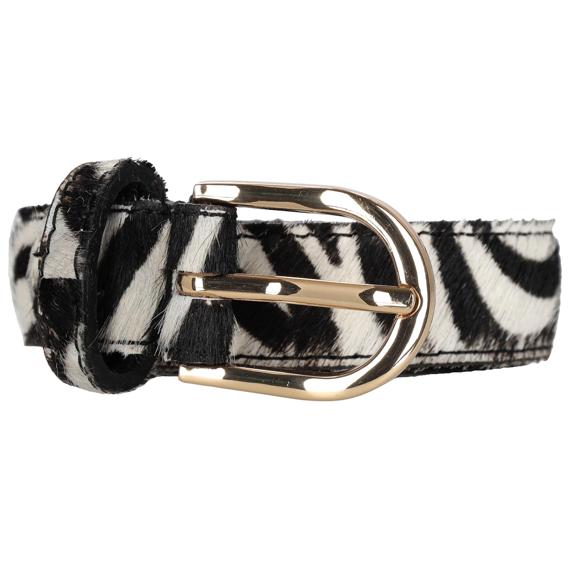 De Charm London Milaan Riem - 401 Zebra 95cm, modelnummer 23996401095, is een stijlvolle accessoire in de categorie accessoires, specifiek een broekriem. Het is ideaal om een statement te maken bij zowel casual als nette outfits. Combineer bijvoorbeeld met een jeans of een elegante broek voor een verfijnde look. Perfect voor elke gelegenheid!