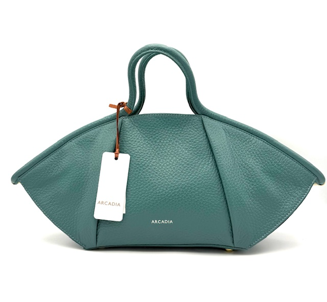 Isa &ndash; Leren Schoudertas | Made in Italy

Isa is de perfecte tas voor elke dag, waarin een elegante, gestructureerde vorm wordt gecombineerd met zachte, afgeronde lijnen die een gevoel van comfort en bescherming oproepen. Het ontwerp straalt een ontspannen luxe uit en is verkrijgbaar in twee formaten, waardoor het zich moeiteloos aanpast aan verschillende momenten en behoeften. Het generfde kalfsleer geeft de tas een verfijnde, nonchalante uitstraling met een zomerse touch.

Details

Generfd kalfsleer
Handvatval: 13 cm
Ritssluiting aan de bovenzijde
Binnenvak met ritssluiting
Geborstelde metalen hardware
Voering met merklogo
Verstelbare schouderriem: 30&ndash;60 cm
Beschermende metalen voetjes
Gemaakt in Itali&euml;

Afmetingen
L 49 &times; H 21 &times; D 11 cm

