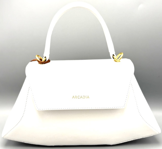 Siren &ndash; Leren Schoudertas met Minimalistisch Design | Made in Italy

Ge&iuml;nspireerd door de mythische charme van de Griekse sirenen, verenigt de Siren tas strakke geometrische lijnen met zachte, vloeiende details voor een verfijnde, moderne uitstraling. Het minimalistische ontwerp is verkrijgbaar in twee praktische formaten: een grotere variant voor dagelijks gebruik, comfortabel te dragen over de schouder, en een kleinere uitvoering die perfect is voor essentials en zowel in de hand als over de schouder gedragen kan worden. Siren belichaamt de perfecte harmonie tussen elegantie en functionaliteit, met een onderscheidend silhouet dat moeiteloos opvalt.

Details

Glad kalfsleer
Handvatval: 11 cm
Magneetsluiting
Binnenvak met ritssluiting
Geborstelde metalen hardware
Voering met merklogo
Verstelbare schouderriem: 30&ndash;60 cm
Beschermende metalen voetjes
Gemaakt in Itali&euml;

Afmetingen
L 30 &times; H 18 &times; D 8 cm