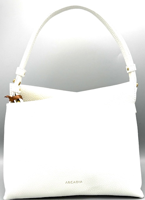 Gedurfde, asymmetrische lijnen defini&euml;ren de Arcadia Julia &mdash; een uitgesproken silhouet waarin avant-gardistisch design en verfijnde elegantie samenkomen. De tas is ontworpen voor dagelijks gebruik, met een perfecte balans tussen vorm en functionaliteit. De verstelbare schouderriem biedt veelzijdigheid en draagcomfort, waardoor de tas zich moeiteloos aanpast aan elke gelegenheid.

Details

Generfd kalfsleer
Handvatval: 16 cm
Magneetsluiting
Binnenvak met ritssluiting
Centraal compartiment met ritssluiting
Geborstelde metalen hardware
Voering met merklogo
Verstelbare schouderriem: 30&ndash;60 cm
Gemaakt in Itali&euml;

Afmetingen
L 26 &times; H 22 &times; D 13 cm