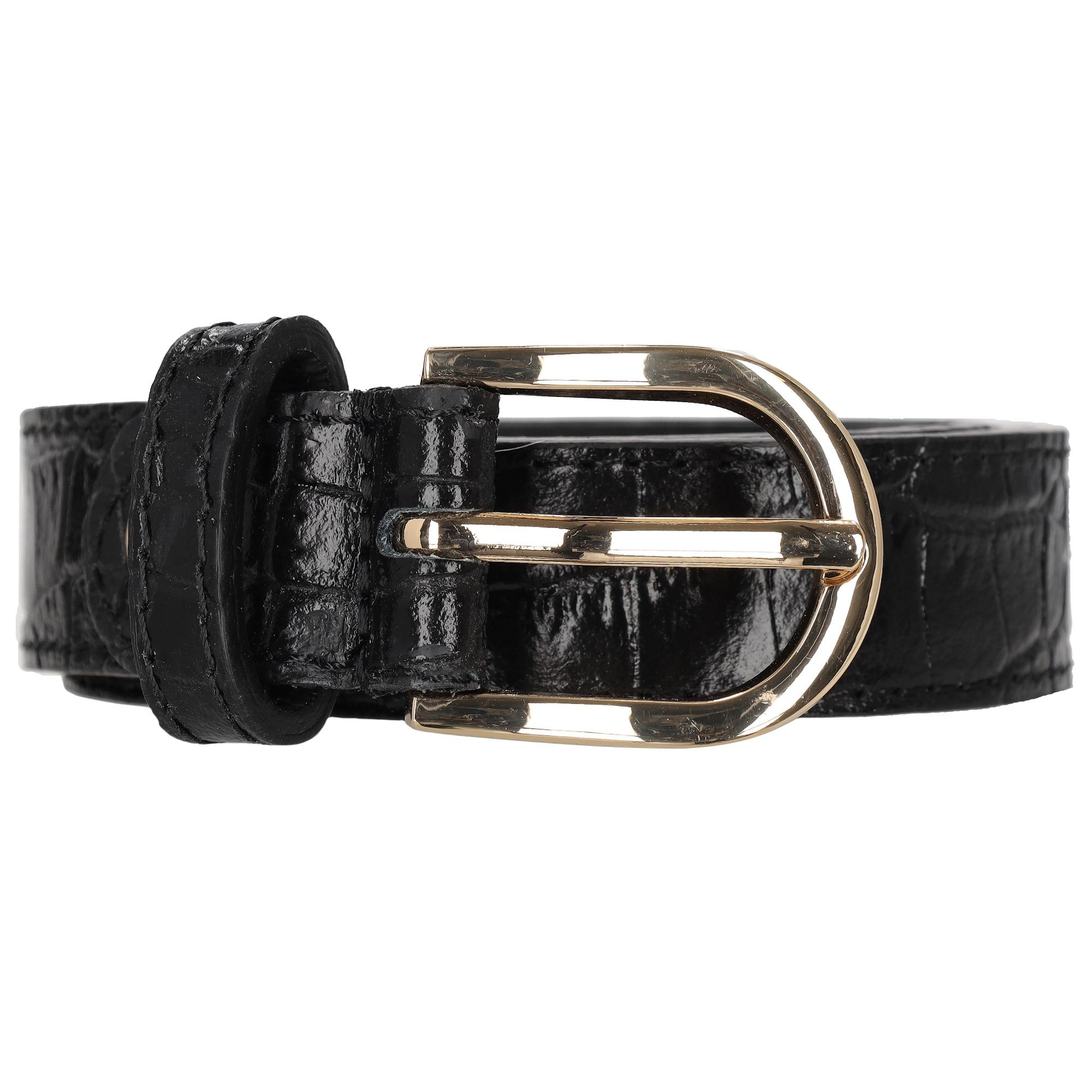 De Charm London Milaan Riem - 001 Zwart 95cm, modelnummer 23997001095, is een stijlvolle broeksriem. Het is ideaal voor het complementeren van elke outfit. Combineer deze riem met een nette broek of jeans om een stijlvolle en verzorgde look te cre&euml;ren. Perfect voor zowel formele als informele gelegenheden.