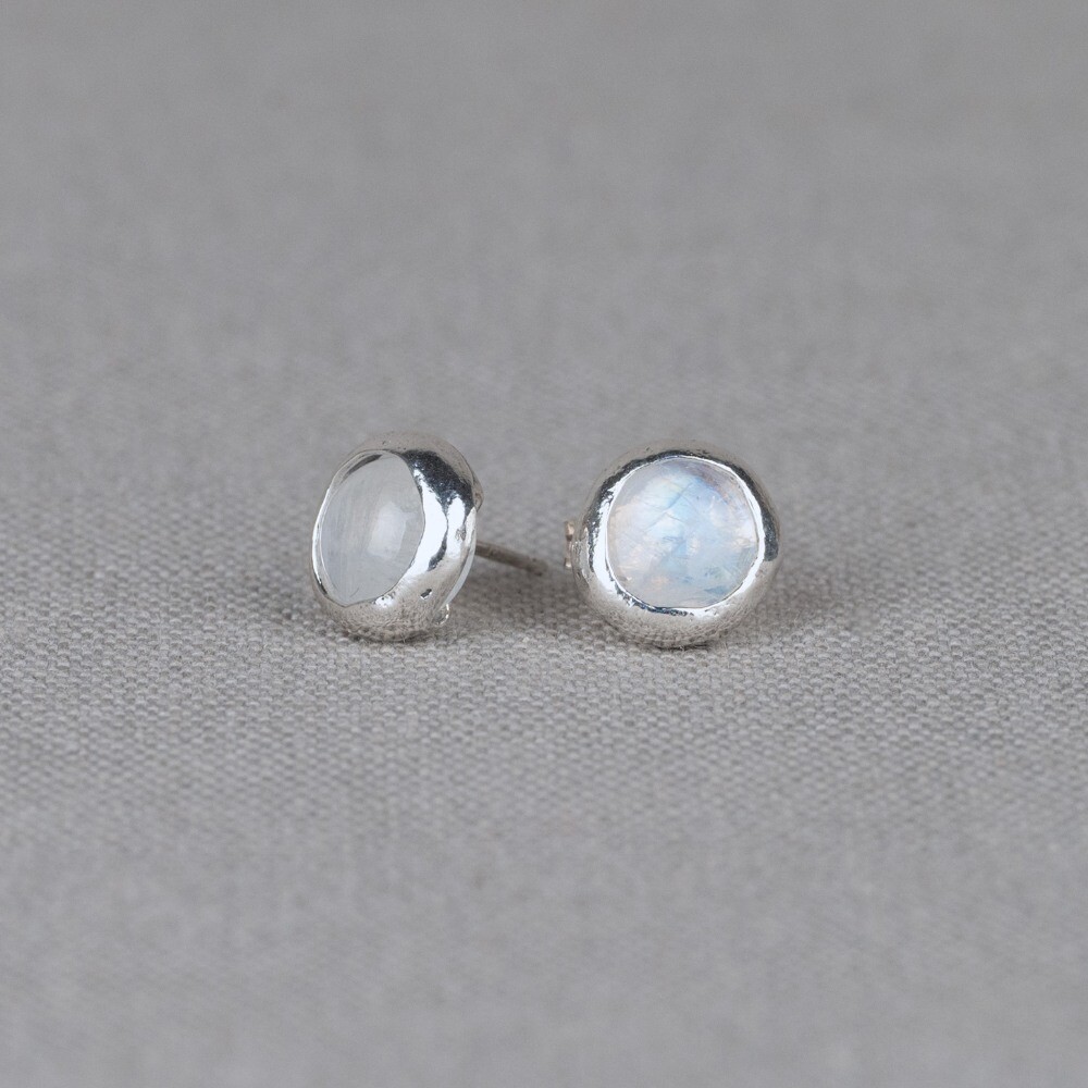 Oorknop gemaakt van 925 sterling oxy shiny zilver, oxy shiny is zilver wat geoxideerd is en daana weer gepoleisd. Hierdoos blijft het zilver kleurvast. In de de oorbel zit de edelsteen Maansteen is de steen van de hoop. De steen staat voor intu&iuml;tie, gevoel, liefde en vruchtbaarheid. Het is een echte vrouwensteen, hij versterkt de vrouwelijke eigenschappen.