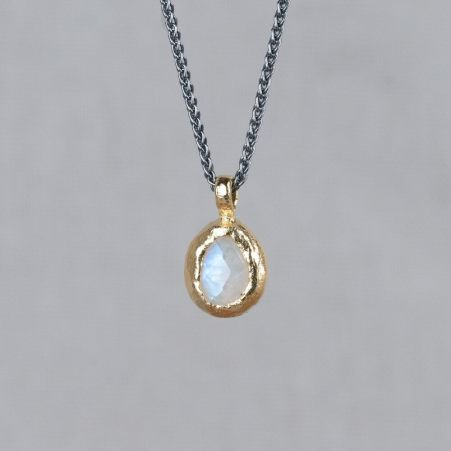 Collier gemaakt van 925 sterling zilver aan het collier hangt een gefaceteerde maansteen omsloten met zilver verguld. Maansteen is de steen van positiviteit en liefdevolle energie. De steen leert je om het leven te nemen zoals het is en te waarderen. Combineer met de bijpassende oorbellen voor een complete set!