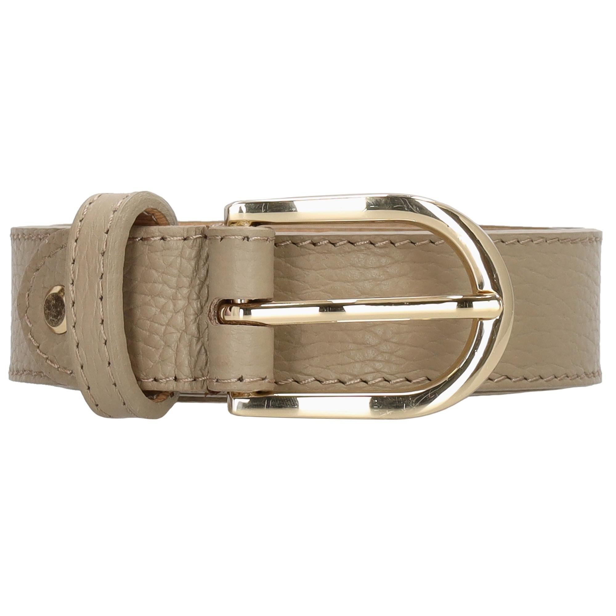 De Charm London Milaan Riem - 016 Taupe, modelnummer 23783016105, is een stijlvolle en veelzijdige accessoirecategorie die specifiek is ontworpen als broekriem. Perfect voor zowel casual als formele gelegenheden. Draag het met je favoriete jeans of nette broek voor een verfijnde en modieuze uitstraling. Voeg een elegante touch toe aan je outfit met deze riem.