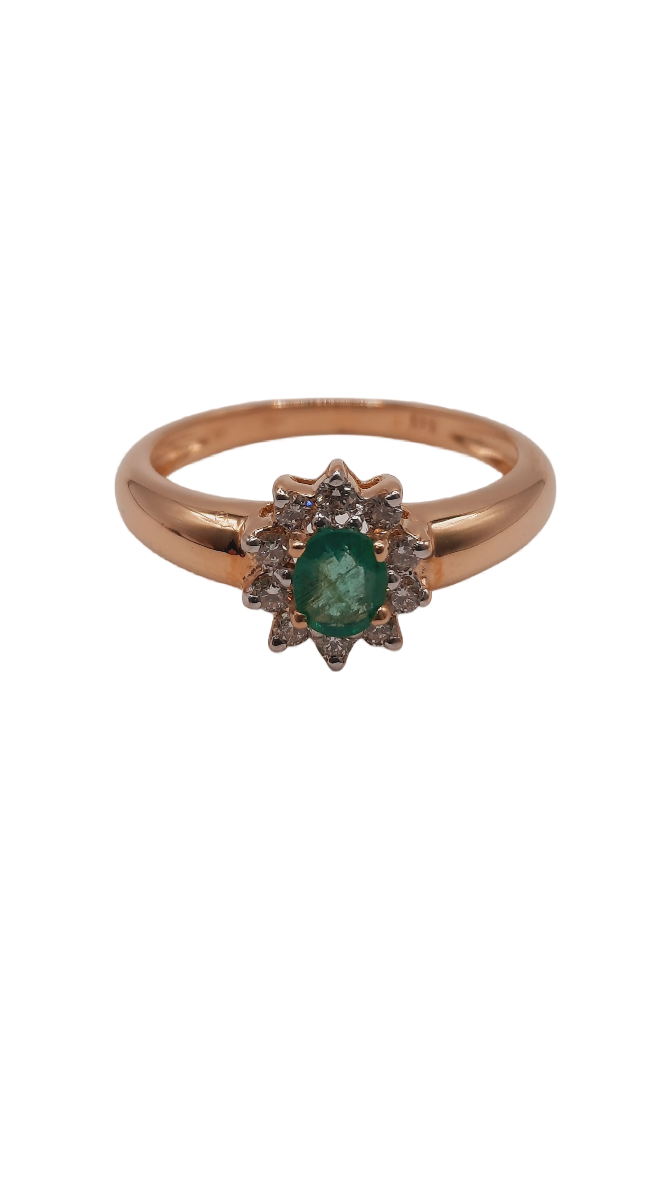 De Diamant-Smaragd 14kt ring, model 0002260, biedt een luxueuze uitstraling met 14 karaat goud. Deze ring heeft een briljantgeslepen SI1 diamant van 0.29 karaat en een smaragd. Perfect voor speciale gelegenheden. Draag deze betoverende goudkleurige ring als statement-stuk voor een elegante en verfijnde look. Diameter: 55 mm. Ideaal voor elke sieradenliefhebber.