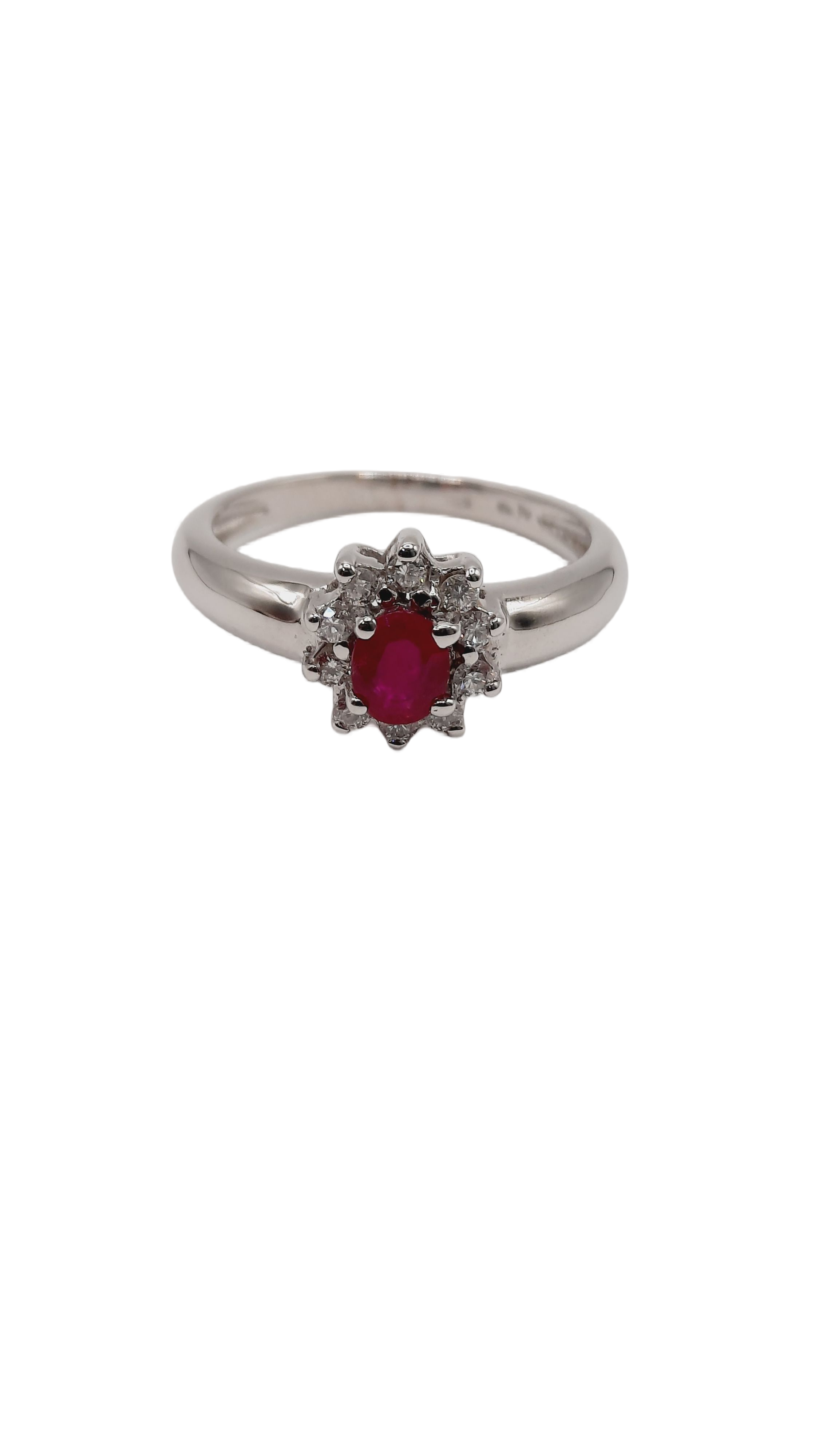 Deze prachtige ring, modelnummer 0002258, combineert een briljante witte diamant (SI1, H-kleur) van 0,41 karaat met een elegante robijn. Gemaakt van 14-karaats goud, straalt hij luxe uit. Draag deze ring als een verfijnd statementstuk bij speciale gelegenheden om zijn schoonheid en vakmanschap echt te laten schitteren. Perfect voor wie elegantie waardeert.