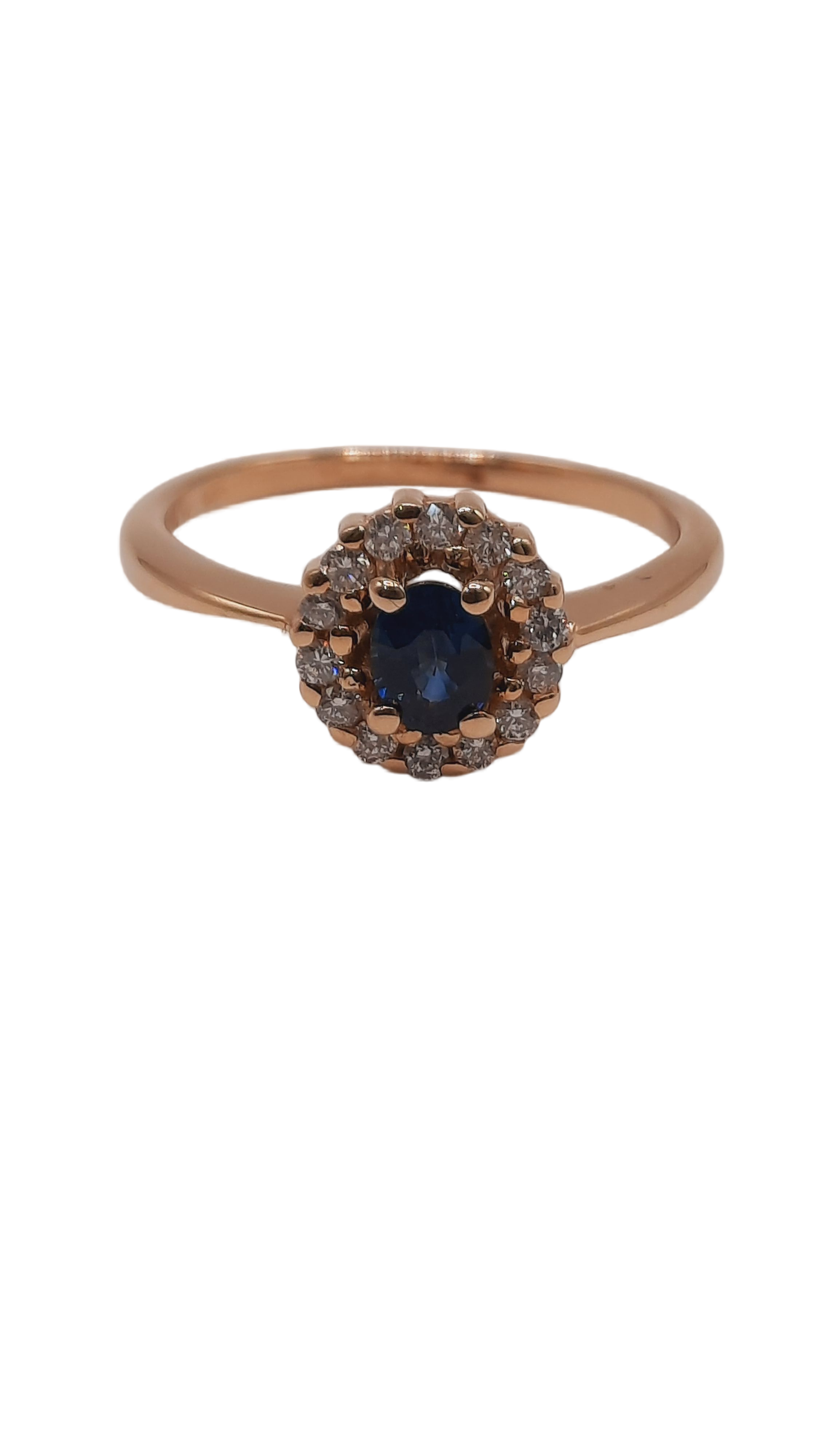 Deze prachtige Diamant-Saffier ring, modelnummer 0002253, is een elegant sieraad met een 14kt gouden kleur. Met een briljante 0,47ct SI1 H Wesselton diamant en een saffier, biedt deze ring een verfijnde uitstraling. Draag deze ring als een statement stuk voor speciale gelegenheden of als dagelijks luxe accessoire. Perfect voor liefhebbers van verfijnd vakmanschap.