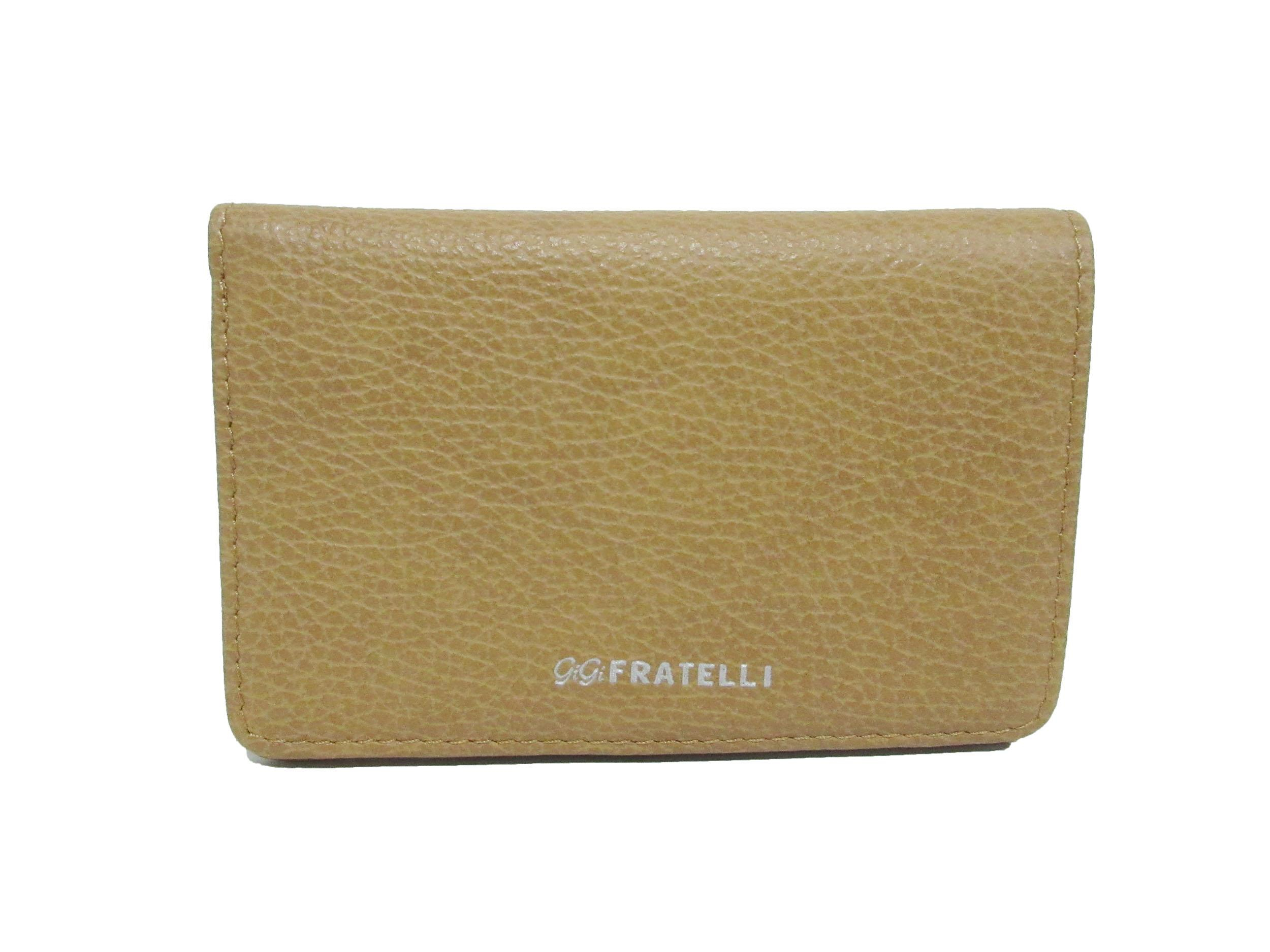 Portemonnee - leder - 8 CC - mini 

Afmetingen: 9 x 14 cm
Materiaal: Italiaans rundleder

Deze super compacte portemonnee van het Nederlandse merk Gigi Fratelli biedt plaats aan 8 kaarten en brief geld. Op de buitenzijde is ook een apart ritsvak voor kleingeld uitgewerkt