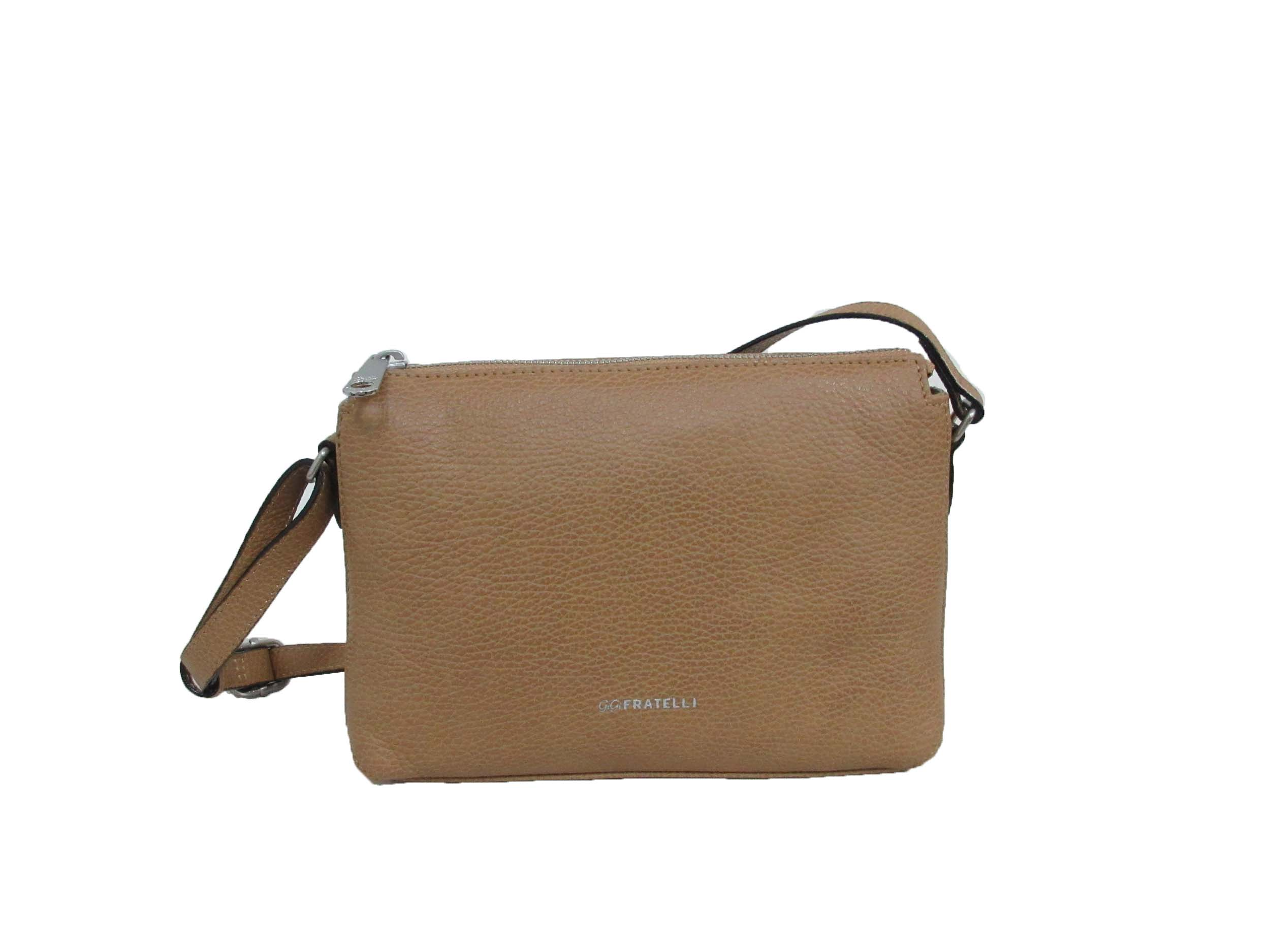 GiGi Fratelli Leren Schoudertas Dames ROM0105

De GiGi Fratelli schoudertas ROM0105 uit de nieuwe collectie is een stijlvolle en praktische damestas van hoogwaardig leer. Dankzij het compacte formaat is deze tas perfect voor dagelijks gebruik, terwijl je toch al je essentials overzichtelijk meeneemt.

De tas sluit veilig met een rits aan de bovenkant en heeft een verstelbare schouderband voor optimaal draagcomfort. De indeling is praktisch met een insteekvakje, een tussenritsvak en een extra ritsvakje aan de binnenkant. Aan de achterkant zit een extra ritsvak voor spullen die je snel bij de hand wilt hebben.

Afmetingen: 16 x 23 x 6 cm
Materiaal: Echt leer
Garantie: 1 jaar

✔ Compact en stijlvol
✔ Slim ingedeeld
✔ Ideaal voor dagelijks gebruik

Kies voor kwaliteit en design met deze elegante GiGi Fratelli damestas.