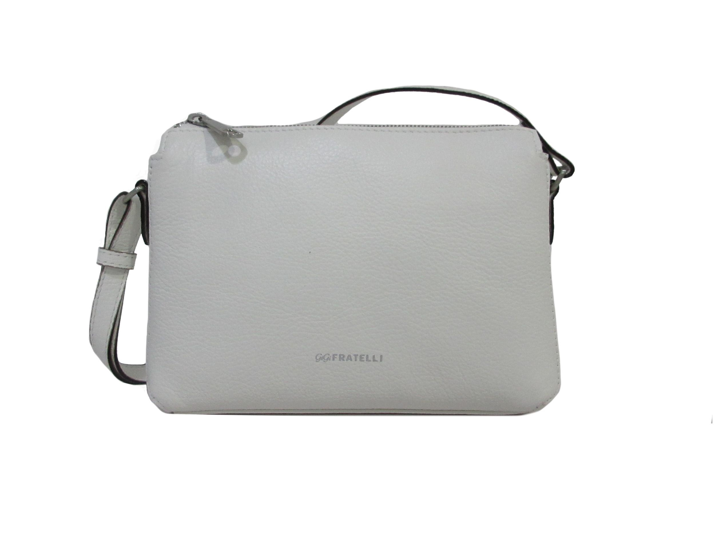 GiGi Fratelli Leren Schoudertas Dames ROM0105

De GiGi Fratelli schoudertas ROM0105 uit de nieuwe collectie is een stijlvolle en praktische damestas van hoogwaardig leer. Dankzij het compacte formaat is deze tas perfect voor dagelijks gebruik, terwijl je toch al je essentials overzichtelijk meeneemt.

De tas sluit veilig met een rits aan de bovenkant en heeft een verstelbare schouderband voor optimaal draagcomfort. De indeling is praktisch met een insteekvakje, een tussenritsvak en een extra ritsvakje aan de binnenkant. Aan de achterkant zit een extra ritsvak voor spullen die je snel bij de hand wilt hebben.

Afmetingen: 16 x 23 x 6 cm
Materiaal: Echt leer
Garantie: 1 jaar

✔ Compact en stijlvol
✔ Slim ingedeeld
✔ Ideaal voor dagelijks gebruik

Kies voor kwaliteit en design met deze elegante GiGi Fratelli damestas.