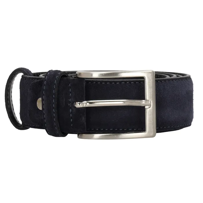 De D-Exclusive Napels Riem - 075 Donker navy 95cm, modelnummer 18545075095, is een stijlvolle accessoire voor heren. Deze broeksriem voegt een verfijnde touch toe aan elke outfit. Het beste te dragen met een nette broek of jeans voor een elegante look. Perfect voor zowel zakelijke als informele gelegenheden. Een must-have in je accessoirecollectie!