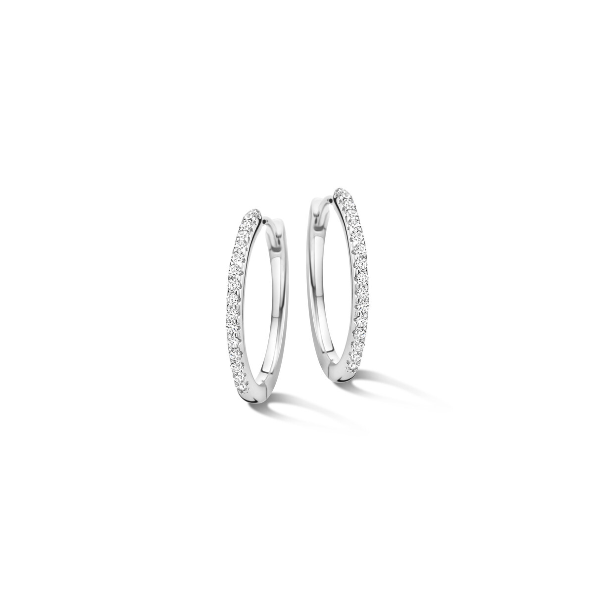 De Naiomy Zilveren Creolen met Zirkonia zijn prachtige creolen van 20mm. Gemaakt van hoogwaardig 925 sterling zilver, stralen ze elegantie uit. Ideaal te dragen bij zowel formele als informele gelegenheden, voegen ze een subtiele glamour toe aan elke outfit. Combineer met zilveren accessoires voor een complete look.