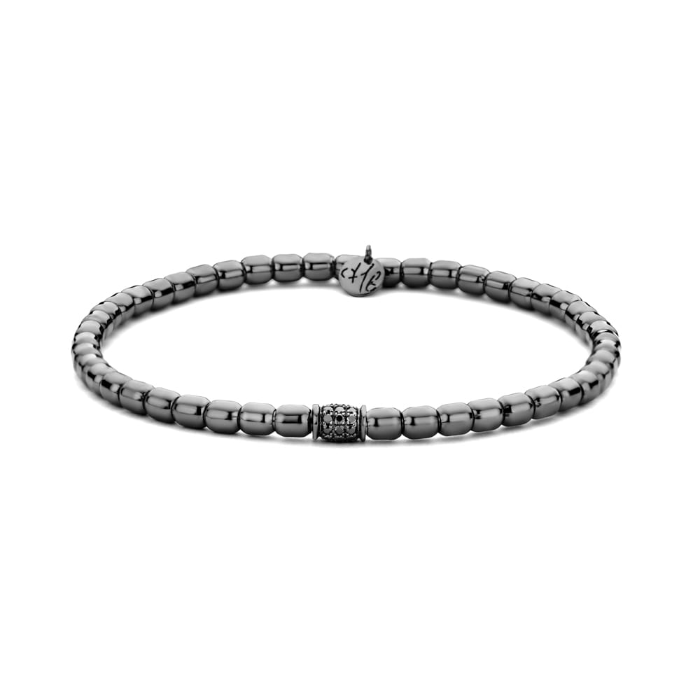 Een luxe mannenarmband van het Belgische merk Hulchi Belluni, uitgevoerd in hoogwaardige materialen zoals goud en vaak voorzien van subtiele diamanten accenten, wat zorgt voor een elegante maar toch moderne uitstraling. De armband staat bekend om zijn comfort en flexibiliteit, waardoor hij zowel stijlvol oogt als prettig draagt in het dagelijks leven.