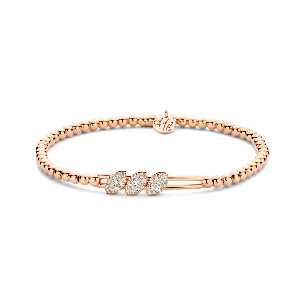Een verfijnde armband uit de Tresore-lijn, vervaardigd in 18 karaat ros&eacute;goud en afgewerkt met subtiele diamantdetails. Het ontwerp combineert flexibiliteit en draagcomfort met een elegante, moderne uitstraling die typisch is voor het merk.