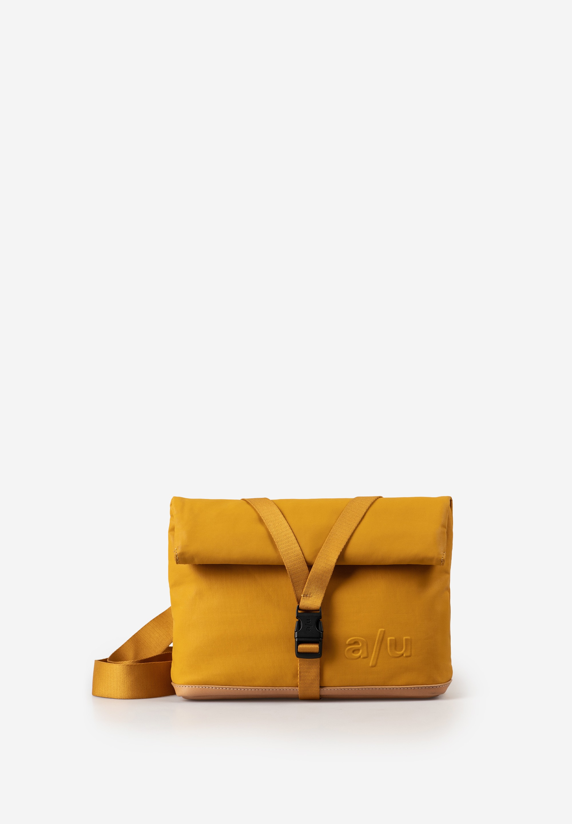 a/u by aunts & uncles &ndash; YAO Rolltop Schoudertas (Amber)
De YAO rolltop tas combineert een strak design met slimme opbergruimte &ndash; perfect voor dagelijks gebruik en reizen. Gemaakt van waterafstotend canvas uit de JAPAN-collectie, blijven je spullen goed beschermd. Dankzij de flexibele rolltop-sluiting vergroot je eenvoudig de inhoud wanneer nodig.
Highlights:
Ruim hoofdvak met rolltop- en drukknoopsluiting
Steekslot voor extra veiligheid
Ritsvak aan de achterkant en binnenin
Smartphonevak met leren lus en klittenband
Handige sleutelhouder
Verstelbare schouderband &ndash; ideaal voor op de fiets
Waterdichte ritsen
Premium rundleer details & stevig nylon voering
Afmetingen: ca. 25,5 x 6,5 x 19&ndash;27 cm
Gewicht: 0,46 kg
De ideale rolltop schoudertas voor stijl en functionaliteit onderweg.
