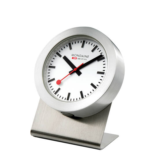 Mondaine M660.30318.81SBB Magneet clock
Dit Mondaine magneetklokje heeft een gematteerde kast met een kastdiameter van 50mm. Aan de achterzijde van het klokje zit een magneet waardoor je het kunt bevestigen op iedere magnetische achtergrond. Er wordt een standaard bijgeleverd om het magneetklokje neer te zetten. Het klokje heeft een witte wijzerplaat met de tijdsaanduiding als een stationsklok.

HET MERK 
The Official Swiss Railway Watch. Gebaseerd op de offici&euml;le stationsklok van de Zwitserse spoorwegen, is 30 jaar geleden de horlogelijn onder het merk Mondaine opgezet. Zwitserse kwaliteitsuurwerken, net zo punctueel als de Zwitserse treinen. 
Een echte design klassieker met een unieke wijzerplaat en de wereldberoemde rode secondewijzer met bolletje. Herkenbaar uit duizenden.

SPECIFICATIES
- Mineraalglas
- Ronde kastvorm, &Oslash; 50mm
- Witte wijzerplaat van de originele stationsklok
- Swiss Made