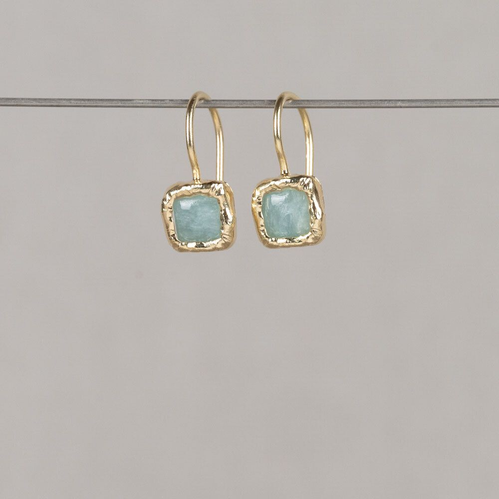 Vierkant oorhanger gemaakt van zilver verguld met daarin een Aquamarijn cabuchon. Aquamarijn is een prachtige licht blauwe steen en heeft de kracht om anderen tolerant te maken, bestrijd de neiging te oordelen, biedt steun tijdens verantwoordelijkheden en helpt om op positieve wijze verantwoordelijk te zijn.
