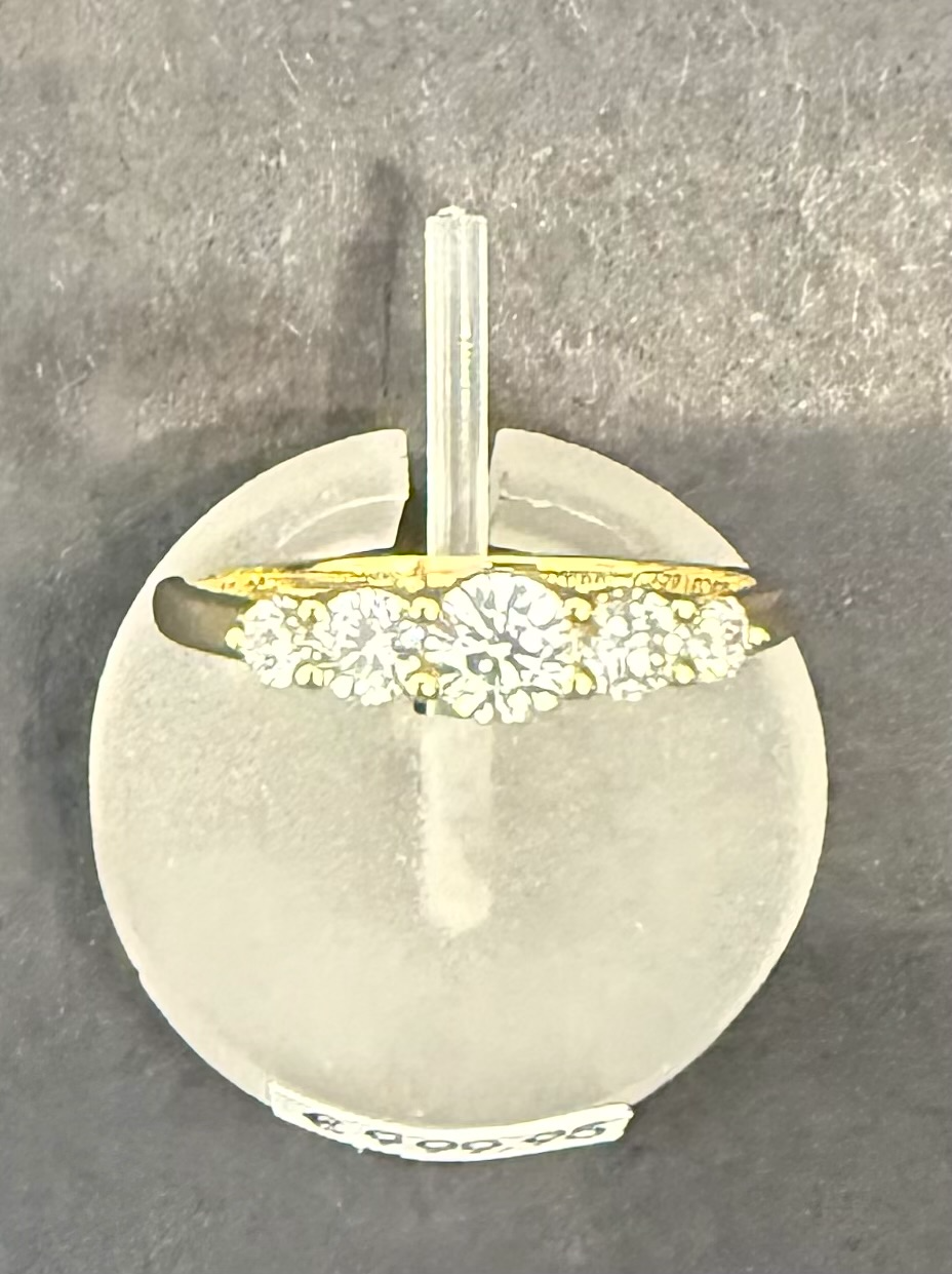 14 karaat gouden ring met LAB grown diamant.
5 lab. Diamanten  met een totaal gewicht 067 crt .