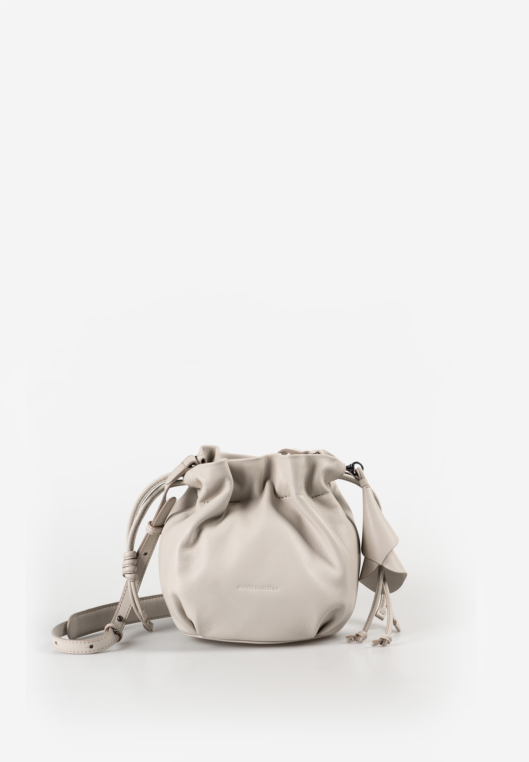 aunts & uncles &ndash; FLEUR

Fleur is een kleine schoudertas met zachte vormen en een speelse uitstraling. Het soepele leer, de subtiele plooien en de bloemvormige hanger geven de tas een lichte, bohemian look. Ideaal voor een dagje uit, een weekend weg of dagelijks gebruik.

De tas sluit met een trekkoord en magneetsluiting en biedt ruimte voor je belangrijkste essentials. Dankzij de lichte voering vind je alles snel terug. De gevoerde, verstelbare schouderriem zorgt voor extra draagcomfort.

Belangrijkste kenmerken:

Hoofdvak met trekkoord en magneetsluiting
Binnenvak met rits
Kaartvak en sleutelkoord
Uitneembaar extra tasje
Verstelbare, gevoerde schouderriem
Stevige ovale bodem
Afneembare bloemhanger
Inclusief stofzak

Kleur: chalk
Afmetingen: ca. 20,5 x 17 x 12,5 cm
Inhoud: ca. 4 liter
Gewicht: ca. 320 gram