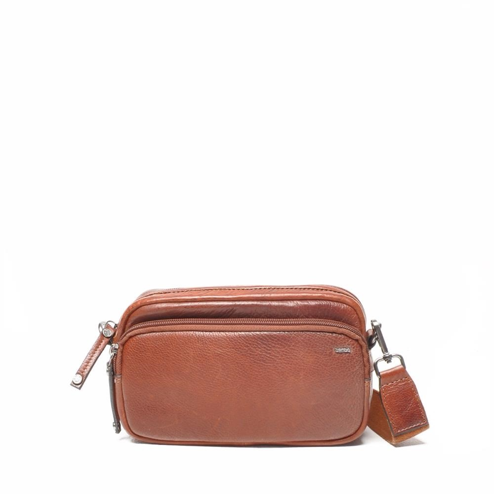 Lucca Crossbody Tas &ndash; Brandy Rundleer voor Dames
Geef je outfit een warme en luxe uitstraling met de Lucca crossbody tas voor dames in de kleur Brandy. Deze rijke, cognackleurige tint zorgt voor een tijdloze en elegante look die perfect past bij zowel casual als meer geklede outfits. De tas is gemaakt van hoogwaardig rundleder, wat niet alleen zorgt voor een stijlvolle afwerking, maar ook voor duurzaamheid en langdurig gebruik.
Dankzij het compacte formaat van 7 &times; 22 &times; 12 cm en een gewicht van 700 gram, is deze leren crossbody tas ideaal voor dagelijks gebruik. Je essentials berg je overzichtelijk op, terwijl de verstelbare schouderband zorgt voor optimaal draagcomfort, waar je ook naartoe gaat.
De Lucca collectie staat bekend om haar verfijnde designs en hoogwaardige materialen. Deze dames crossbody tas in Brandy is een echte klassieker die niet mag ontbreken in je garderobe.
Belangrijkste kenmerken:
Gemaakt van premium rundleder
Kleur: Brandy (warme cognactint)
Compact en praktisch formaat
Afmetingen: 7 &times; 22 &times; 12 cm
Gewicht: 700 g
Verstelbare schouderband
Onderdeel van de Lucca collectie
Ideaal voor dagelijks gebruik
Kies voor een warme, stijlvolle uitstraling met de Lucca crossbody tas in Brandy &ndash; een perfecte mix van elegantie en functionaliteit.