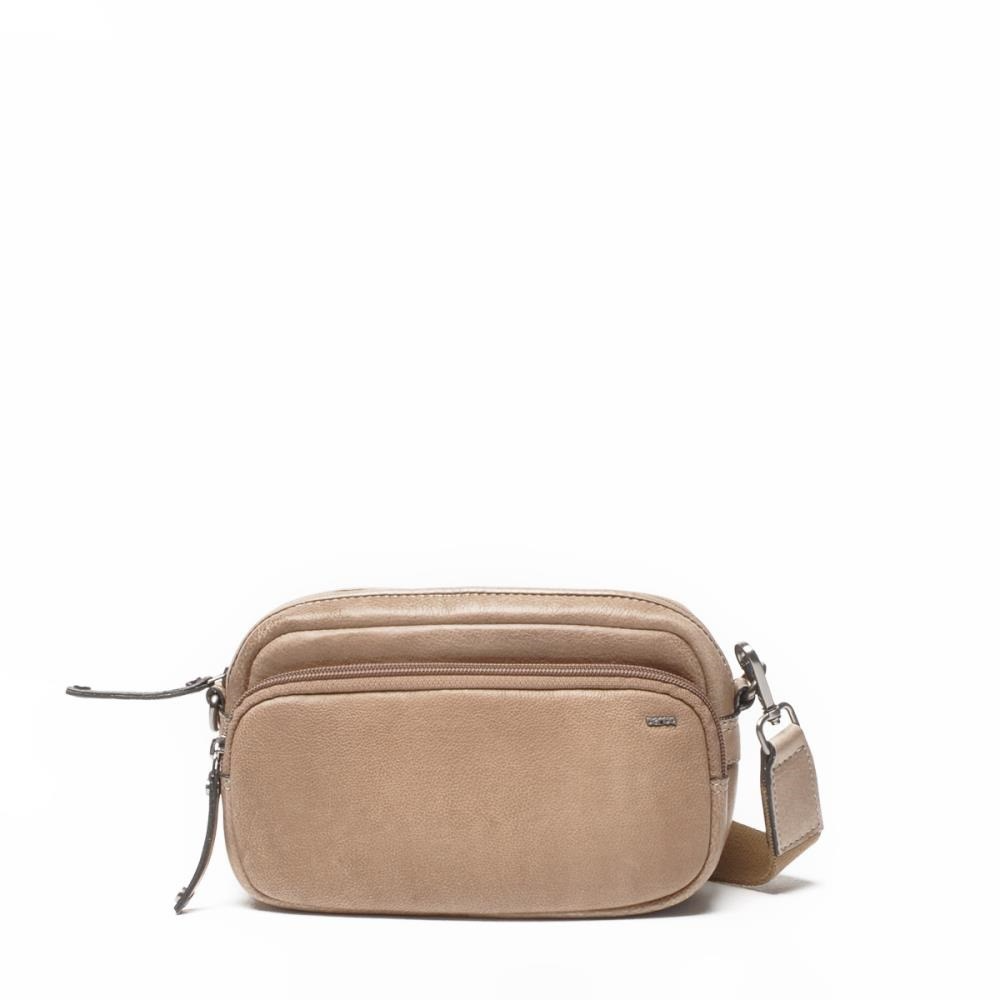 Lucca Crossbody Tas &ndash; Dust Rundleer voor Dames
Ga voor een subtiele en stijlvolle uitstraling met de Lucca crossbody tas voor dames in de kleur Dust. Deze verfijnde, zachte tint straalt rust en elegantie uit en past perfect bij zowel lichte als donkere outfits. De tas is vervaardigd van hoogwaardig rundleder, wat zorgt voor een luxe look en een lange levensduur.
Met een compact formaat van 7 &times; 22 &times; 12 cm en een gewicht van 700 gram is deze leren crossbody tas ideaal voor dagelijks gebruik. Je belangrijkste spullen neem je eenvoudig mee, terwijl de verstelbare schouderband zorgt voor optimaal draagcomfort en flexibiliteit.
De Lucca collectie staat bekend om haar tijdloze ontwerpen en hoogwaardige afwerking. Deze dames crossbody tas in Dust is een veelzijdige accessoire die moeiteloos stijl en functionaliteit combineert.
Belangrijkste kenmerken:
Gemaakt van premium rundleder
Kleur: Dust (zachte, neutrale aardetint)
Compact en praktisch formaat
Afmetingen: 7 &times; 22 &times; 12 cm
Gewicht: 700 g
Verstelbare schouderband
Onderdeel van de Lucca collectie
Perfect voor dagelijks gebruik
Kies voor een elegante en natuurlijke look met de Lucca crossbody tas in Dust &ndash; een tijdloze must-have voor iedere vrouw.
