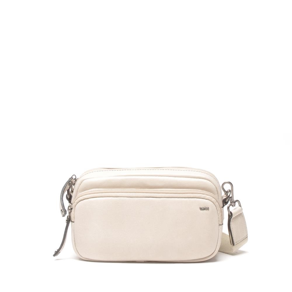 Lucca Crossbody Tas &ndash; Chalk Rundleer voor Dames
Ontdek de perfecte balans tussen elegantie en functionaliteit met de Lucca crossbody tas voor dames in de kleur Chalk. Deze stijlvolle, lichte tint geeft elke outfit een frisse en moderne uitstraling. Gemaakt van hoogwaardig rundleder, staat deze tas garant voor duurzaamheid, kwaliteit en een luxe afwerking.
Met compacte afmetingen van 7 &times; 22 &times; 12 cm en een licht gewicht van 700 gram, is deze leren crossbody tas ideaal voor dagelijks gebruik. Je neemt moeiteloos je belangrijkste essentials mee, terwijl je geniet van optimaal draagcomfort. De verstelbare schouderband zorgt ervoor dat je de tas altijd op de gewenste lengte draagt.
De Lucca collectie kenmerkt zich door minimalistisch design en verfijnde details. Deze dames crossbody tas in Chalk is een veelzijdige must-have die perfect past bij zowel casual als elegante looks.
Belangrijkste kenmerken:
Gemaakt van premium rundleder
Kleur: Chalk (lichte, neutrale tint)
Compact en praktisch formaat
Afmetingen: 7 &times; 22 &times; 12 cm
Gewicht: 700 g
Verstelbare schouderband
Onderdeel van de Lucca collectie
Ideaal voor dagelijks gebruik
Kies voor een frisse, stijlvolle look met de Lucca crossbody tas in Chalk &ndash; de perfecte combinatie van mode en gemak.
