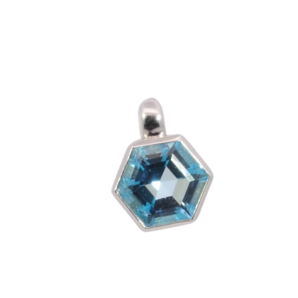 Das Produkt mit der Modellnummer 762634019 und der Kategorie "Schmuck" ist ein Anh&auml;nger. Tragen Sie diesen eleganten Anh&auml;nger an einer feinen Halskette, um Ihrem Outfit einen Hauch von Raffinesse zu verleihen. Ideal f&uuml;r besondere Anl&auml;sse oder als t&auml;gliches Accessoire, das Ihrem Stil Glanz verleiht. Perfekt zum Kombinieren mit anderen Schmuckst&uuml;cken.