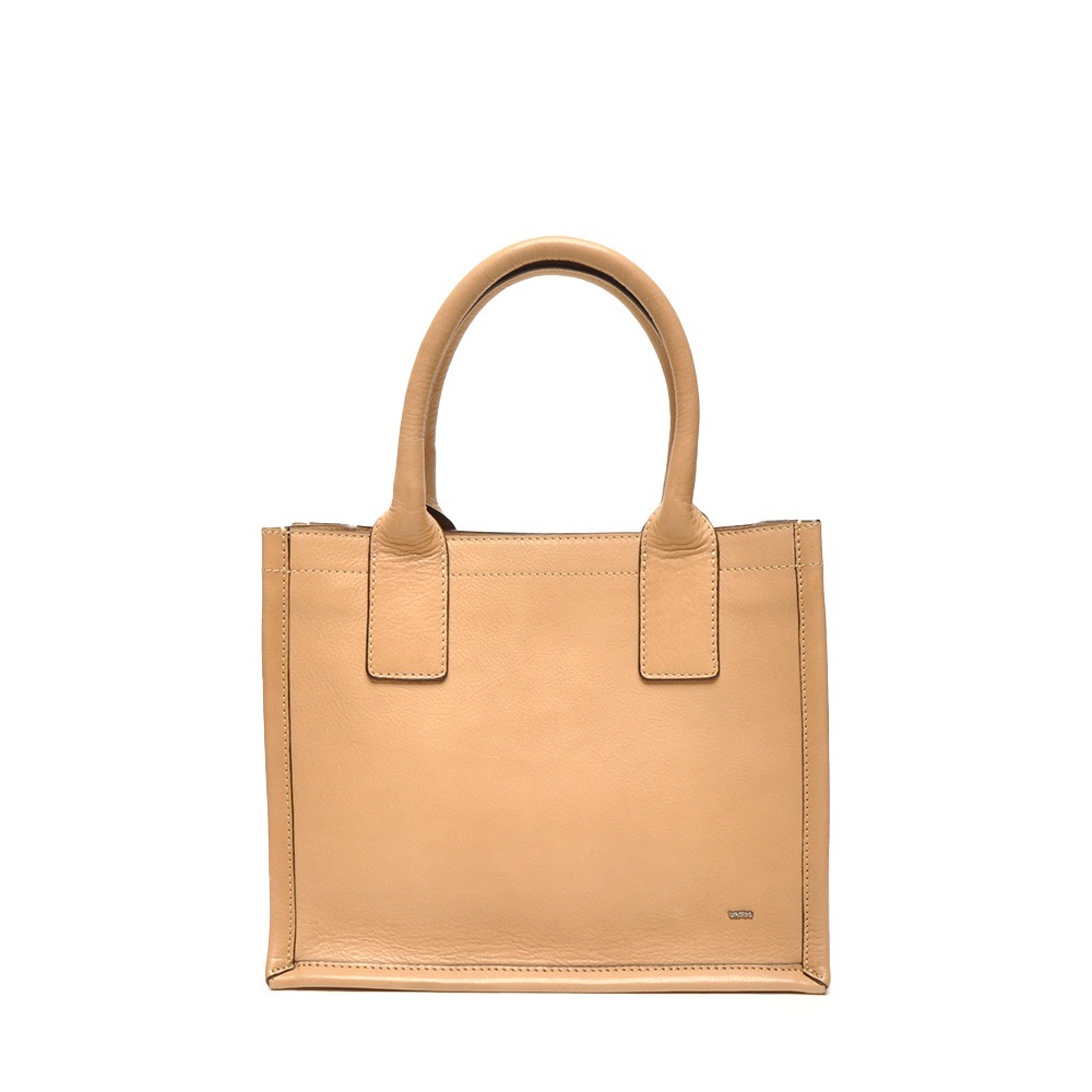 Deze Berba Icons Tote Bag S Tote 885-114 is gemaakt van hoogwaardig leer en biedt veel opbergruimte met meerdere vakken. De tas heeft een minimalistisch design met verfijnde details en een afneembare schouderriem voor veelzijdigheid. Draag de tas over je schouder of in de hand voor een stijlvolle look. Perfect voor dagelijks gebruik of speciale gelegenheden.
Hoogte	23 cm. hoog
Breedte	29 cm. breed