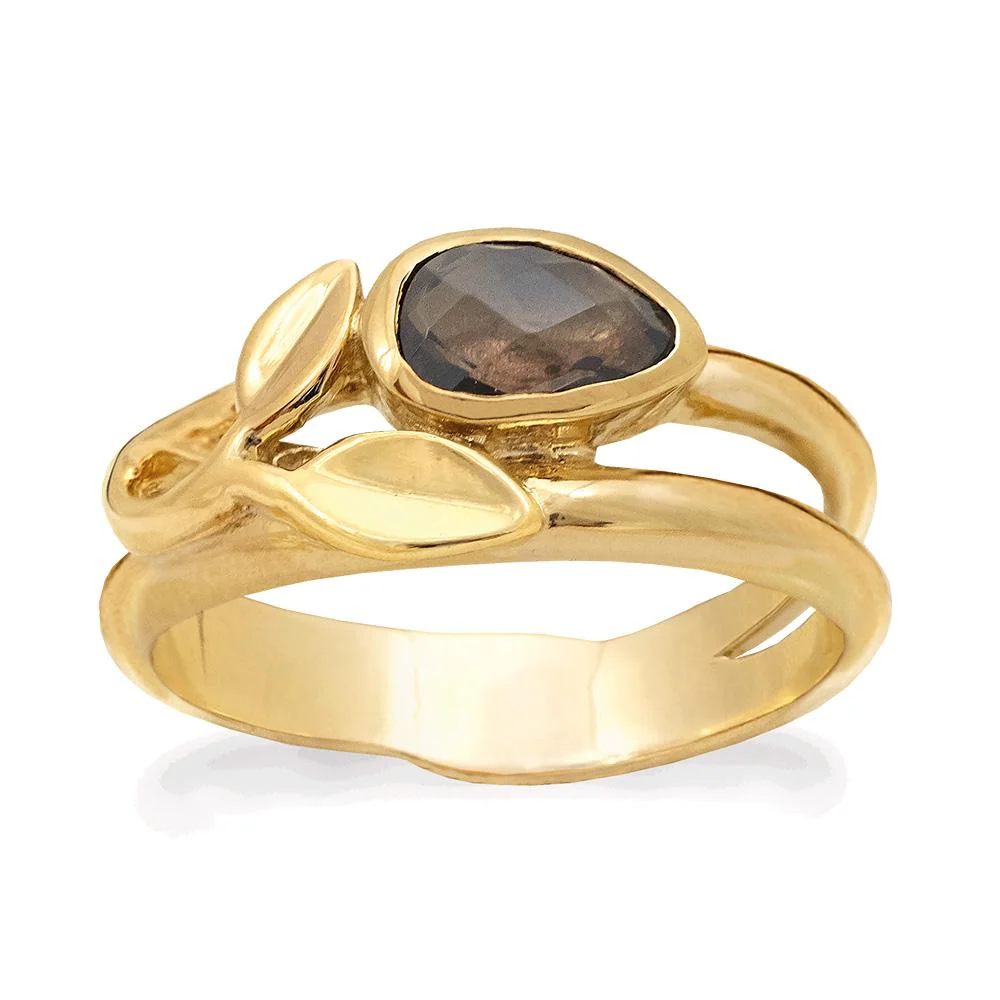 Deze vergulde ring is versierd met een 7 x 4,5 mm rookkwarts.