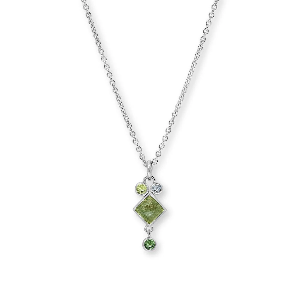Deze sterling zilveren ketting bevat een mooie hanger met een 5 x 5 mm vierkante groene serpentijn, een ronde 2,5 mm peridoot, een ronde 2 mm groene kwarts en een ronde 2,5 mm blauwe topaas. De ketting kan op 45 cm gedragen worden.