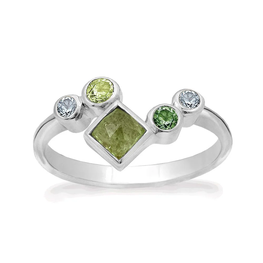Deze sterling zilveren ring heeft een mooie 4 x 4 mm vierkante groene serpentijn, een ronde 3 mm peridoot, een ronde 2,5 mm groene kwarts en twee ronde 2 mm blauwe topaas.